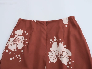 Détail de la jupe à imprimé fleuri avec une fermeture éclair invisible et taille élastique