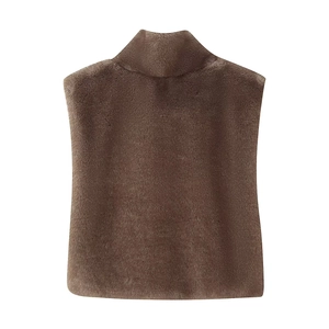 Détail de la texture en fausse fourrure marron foncé d'un châle sans manches à col montant