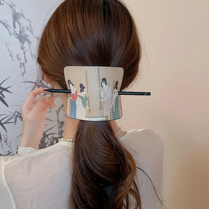 Detail der Haarspange im chinesischen Stil mit klassischer Malerei und schwarzem Stab