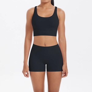 Détail de l'ensemble de yoga noir avec brassière large et short de sport taille haute