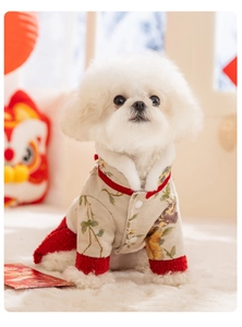 Détail de robe de Nouvel An pour chien avec col en fourrure et broderie florale
