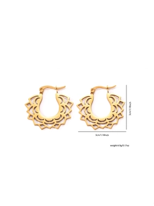 Detailansicht goldener hohler Blütenohrringe mit Maßen von 3cm und 4,9g Gewichtsangabe