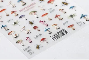 Détail macro d'autocollants 5D pour ongles jardin de champignons et motifs d'abeilles