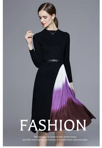 Détail de robe en maille avec jupe plissée dégradé violet et ceinture à la taille
