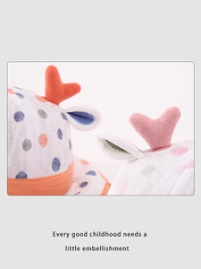 Dettaglio cappello sole bimbo con pois colorati e graziose decorazioni a cuore