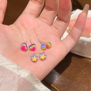 Pendientes de arcoíris con forma de corazón estrella y círculo en la mano