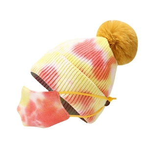 Set berretto in maglia tie-dye e maschera con pompon giallo in eco-pelliccia