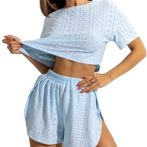 Ensemble deux pièces bleu clair pour femme avec broderie anglaise, haut court et short