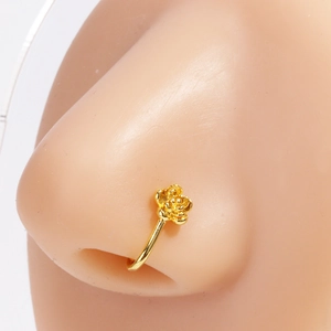 Vue macro d'un clip de nez rose doré non percé avec un design en forme de U