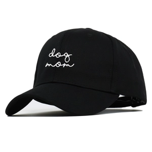 Casquette de baseball en coton noir avec broderie dog mom blanche et vue de profil