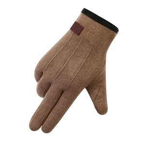 Gros plan de gants thermiques en daim marron avec étiquette mode et poignet noir