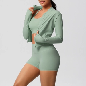 Ensemble de yoga 3 pièces vert clair avec veste zippée, brassière et short taille haute