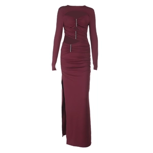 Detail des weinroten Bodycon-Kleids mit Cut-outs und silbernen Metallverzierungen