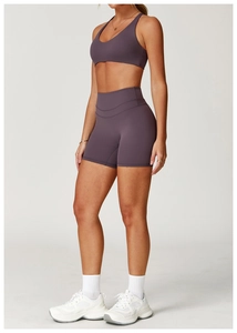 Dettaglio macro dei pantaloncini yoga a vita alta e del set reggiseno sportivo incrociato