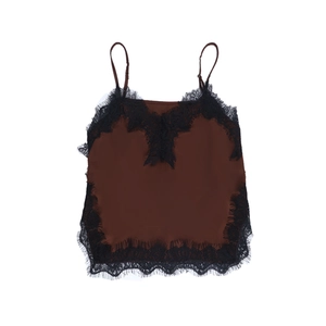 Détail d'un caraco en satin marron avec dentelle de cils noire et décolleté en V