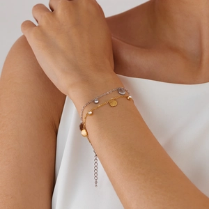 Eleganteres zweischichtiges Edelstahl-Muschelarmband mit weißen Strasssteinen am Handgelenk