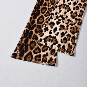 Détail macro du pantalon léopard avec couture d'ourlet professionnelle à double aiguille
