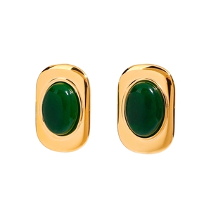 Vue détaillée de boucles d'oreilles dorées vintage avec pierres ovales vertes