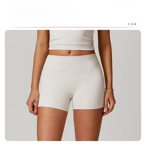 Détail d'un short de fitness blanc crème à taille haute avec ceinture sculptante large