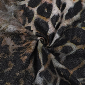 Vue détaillée du tissu en maille léopard montrant la texture douce et les trous respirants