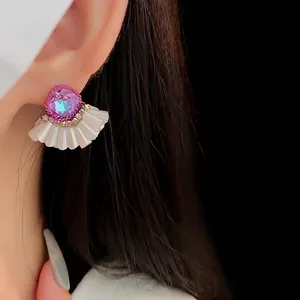 Orecchini in argento con cristallo viola e dettaglio a ventaglio sul modello