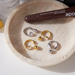 U-shaped stainless steel earrings set with square zircons in gold and silver finish