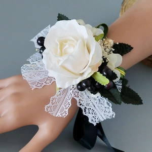 Boutonnière rose blanche faite main avec baies mauves et dentelle pour poignet mariage