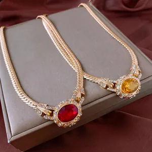 Vintage Goldene Schlangenkette mit ovalen roten und bernsteinfarbenen Kristallanhängern