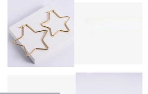 Makro-Detail großer goldener Sternohrringe mit poliertem Edelstahl-Drahtgestell-Design