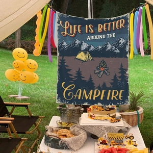 Détail d'une tapisserie de camping vintage avec illustration de montagne pour extérieur