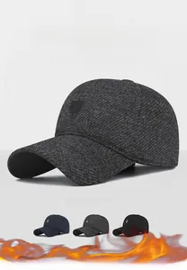 Dettaglio di cappelli da baseball invernali caldi con paraorecchie in blu, grigio e nero