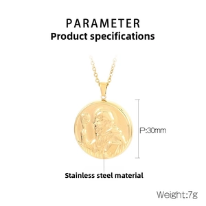 Détail du pendentif Saint Benoît en acier inoxydable doré 30mm avec relief