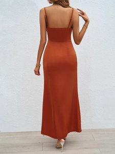 Vue arrière d'une robe longue dos nu caramel à col carré avec fente latérale et tissu drapé