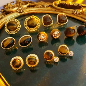 Collezione di orecchini vintage con occhio di tigre marrone e finitura dorata