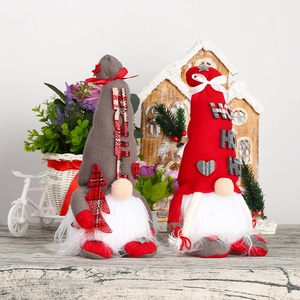Gros plan de gnomes de Noël Noel et Ho Ho Ho sur un fond rustique en bois naturel