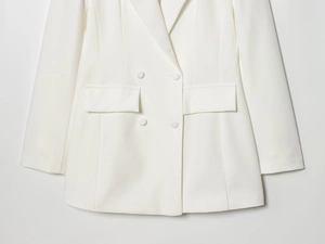 Vue détaillée du blazer blanc à double boutonnage montrant la taille et les poches