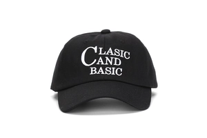 Détail de la casquette de baseball noire avec broderie blanche CLASIC AND BASIC