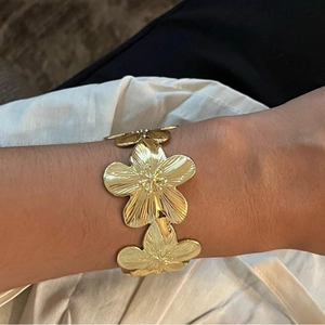 Bracelet manchette fleurs en acier inoxydable doré 18 carats avec pétales texturés pour femme