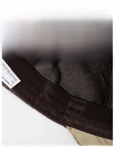 Dettaglio del cappellino in cotone con fascia antisudore interna e cuciture di qualità