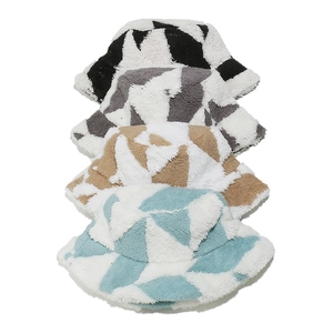 Détail de quatre bobs en peluche géométrique colorée en fausse laine d'agneau douce