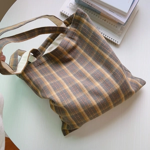 Vintage braune karierte Canvas-Tragetasche für Studenten, ideal für den Alltag.