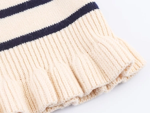 Vue détaillée de la maille côtelée à rayures beige et marine avec texture de laine fine