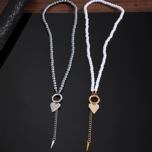 Eleganti collane di perle con ciondoli a cuore e punta in finitura oro e argento