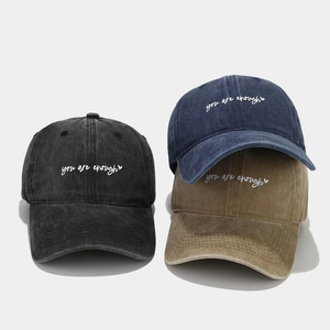 Casquettes en coton lavé avec broderie 'you are enough' disponibles en trois couleurs