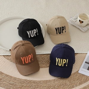Vier Kinder-Baseballkappen aus Segeltuch mit YUP-Stickerei in Schwarz, Khaki und Blau