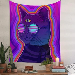 Detail eines psychedelischen Wandteppichs mit Katzenmuster in gemütlicher Raumumgebung