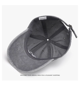 Detalle del forro interior, etiqueta de 100% algodón y hebilla metálica en la gorra lavada