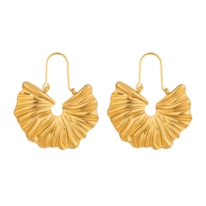 Boucles d'oreilles dorées en forme d'éventail avec texture plissée en acier inoxydable