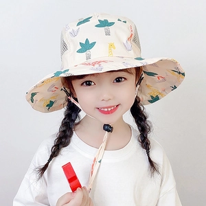 Dettaglio del cappello da sole per bambini con stampa giraffa e rete traspirante regolabile