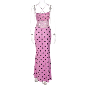 Détail d'une robe longue rose à pois avec dos nu à lacets et fines bretelles élégantes